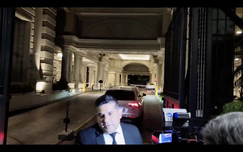 Mauro Icardi en el Chateau LIbertador. Habló por teléfono antes de bajar del auto y subir a pelear con Wanda. Foto RS Fotos