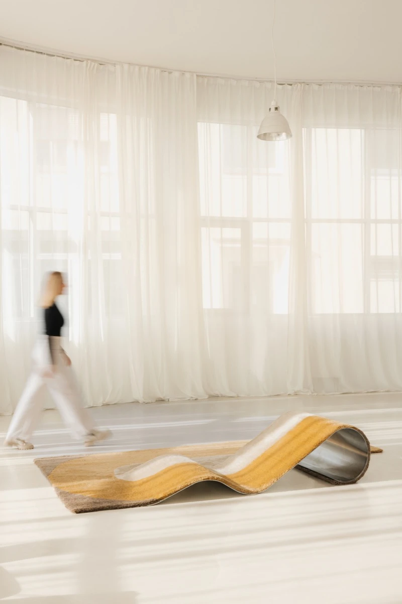 Se puede usar como una alfombra convencional, o convertirse en una chaise longue.