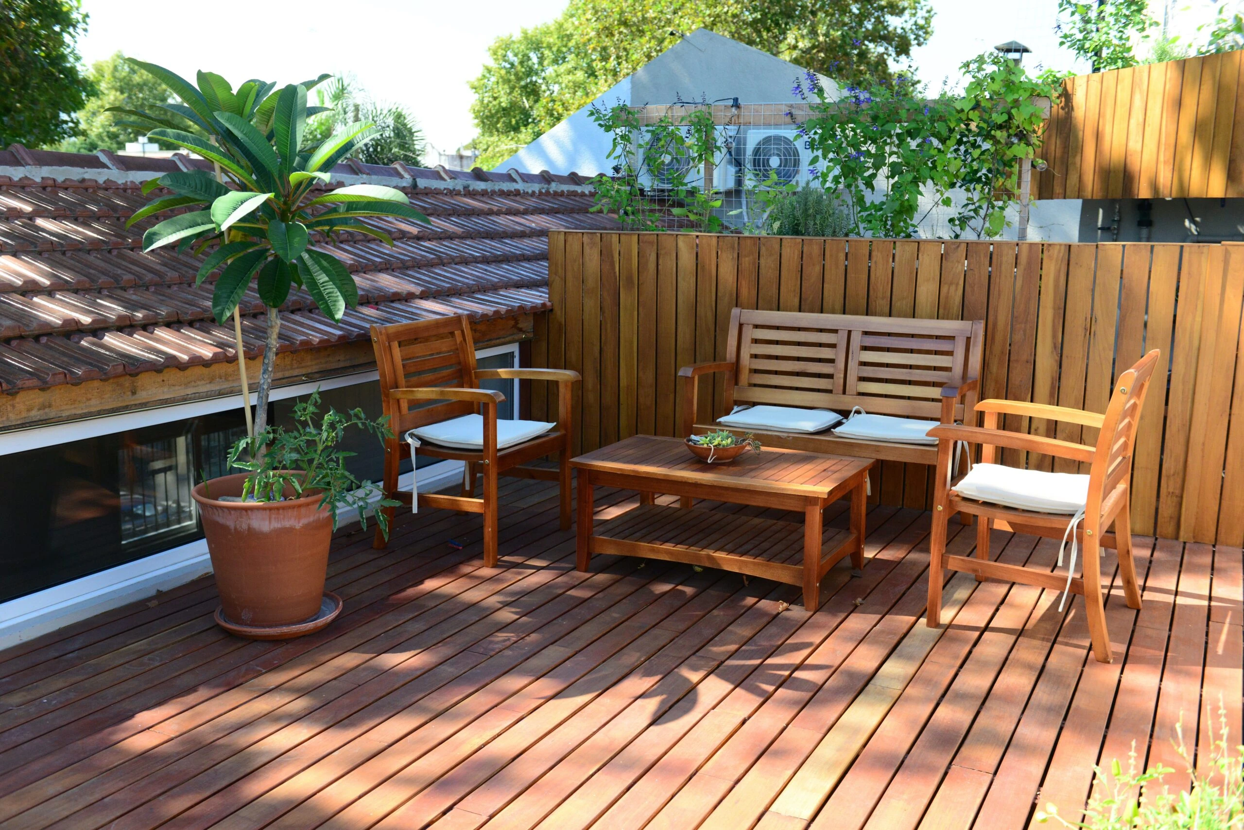La terraza "ganada", para disfrutar del sol y del clima de barrio. 