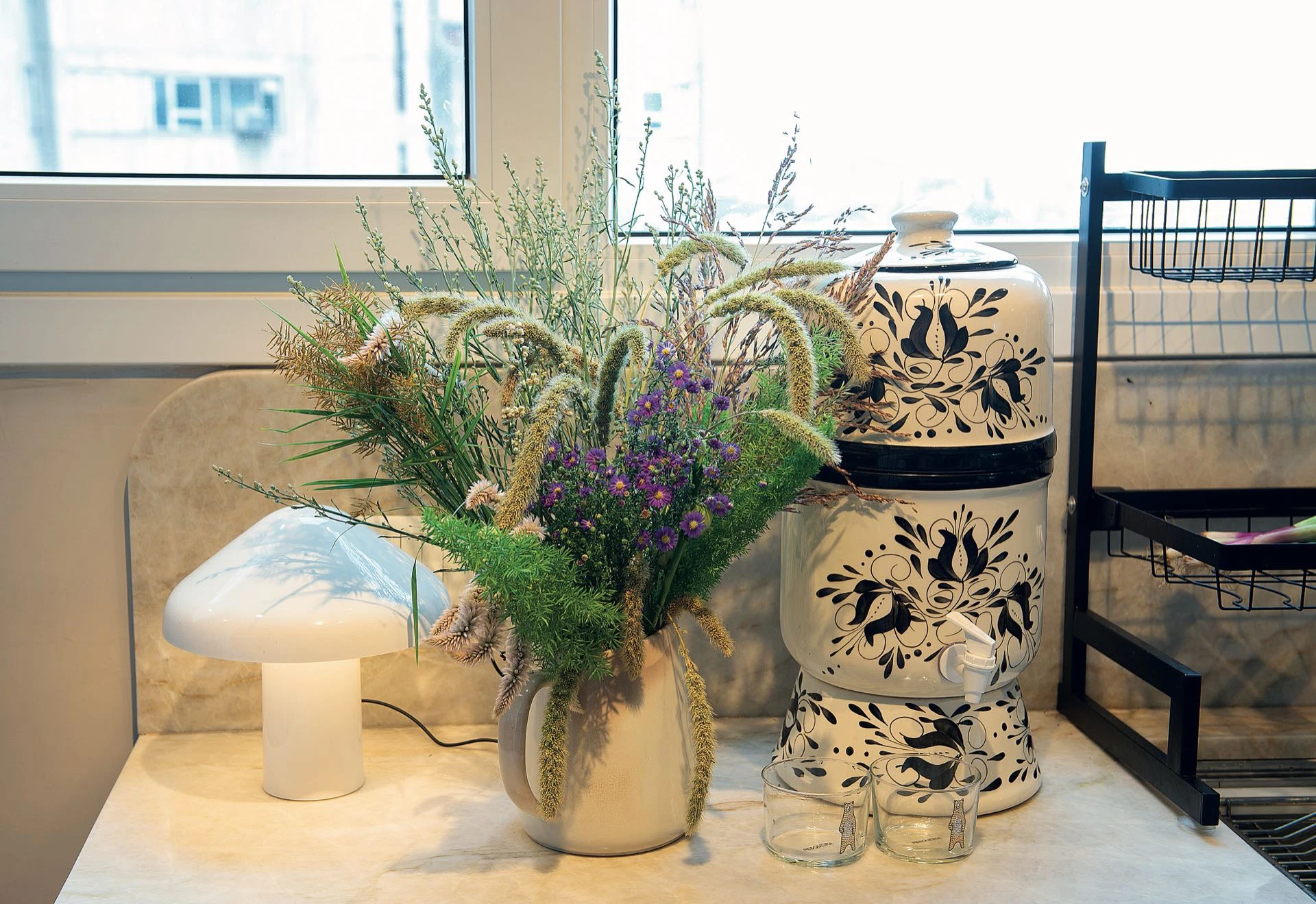 La lamparita Hay de Copenhaguen y el filtro de agua que se trajo de un pueblo cercano a Medellín.