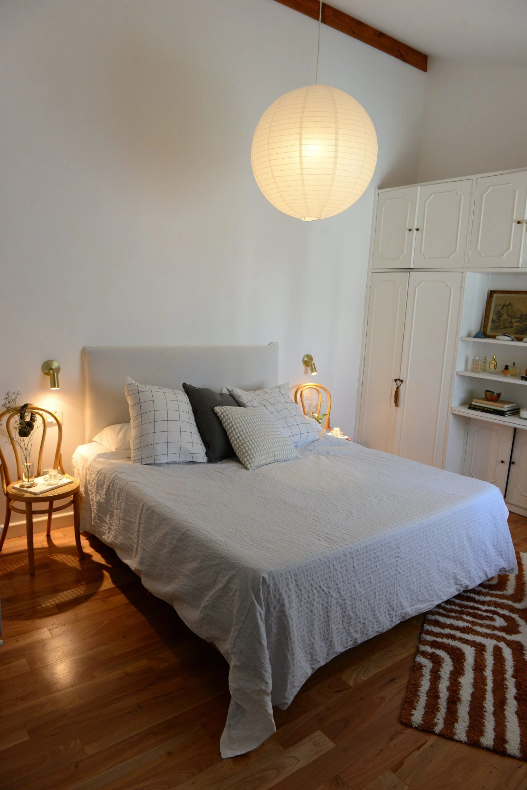 En el cuarto principal, amplio y luminoso, predominan los blancos. 