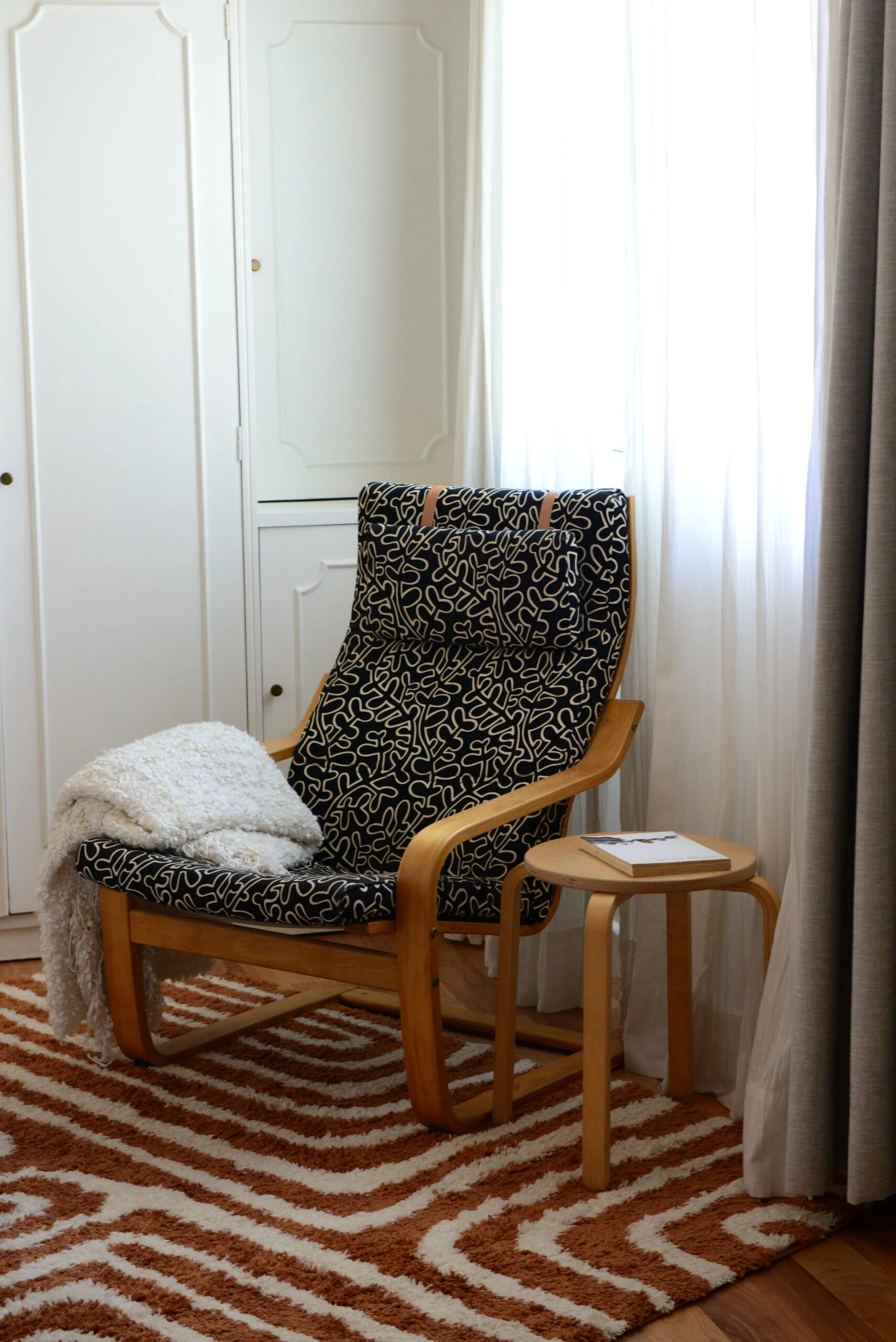Un rincón de lectura y relax en el dormitorio. 