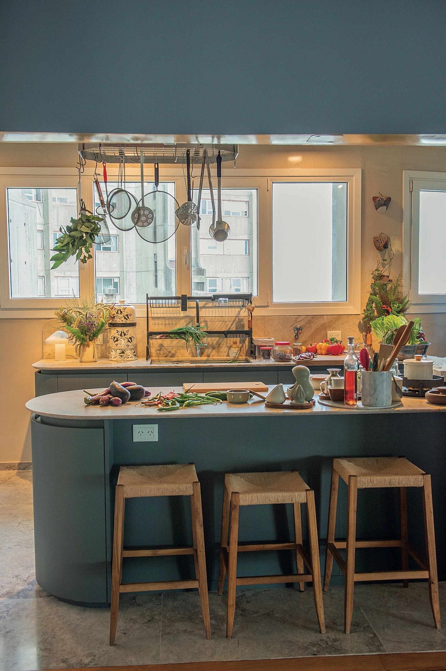 A Narda Lepes le gusta tener todo a mano, afuera, arriba de la mesada, colgando…