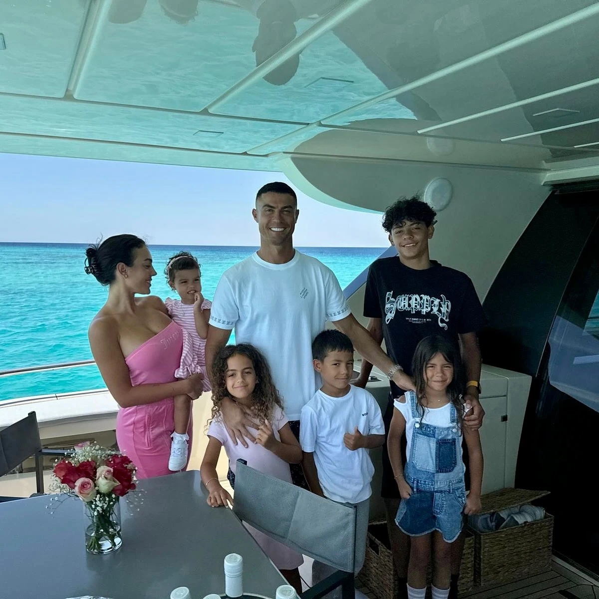 Cristiano Ronaldo usa su yate, acompañado por su familia. 