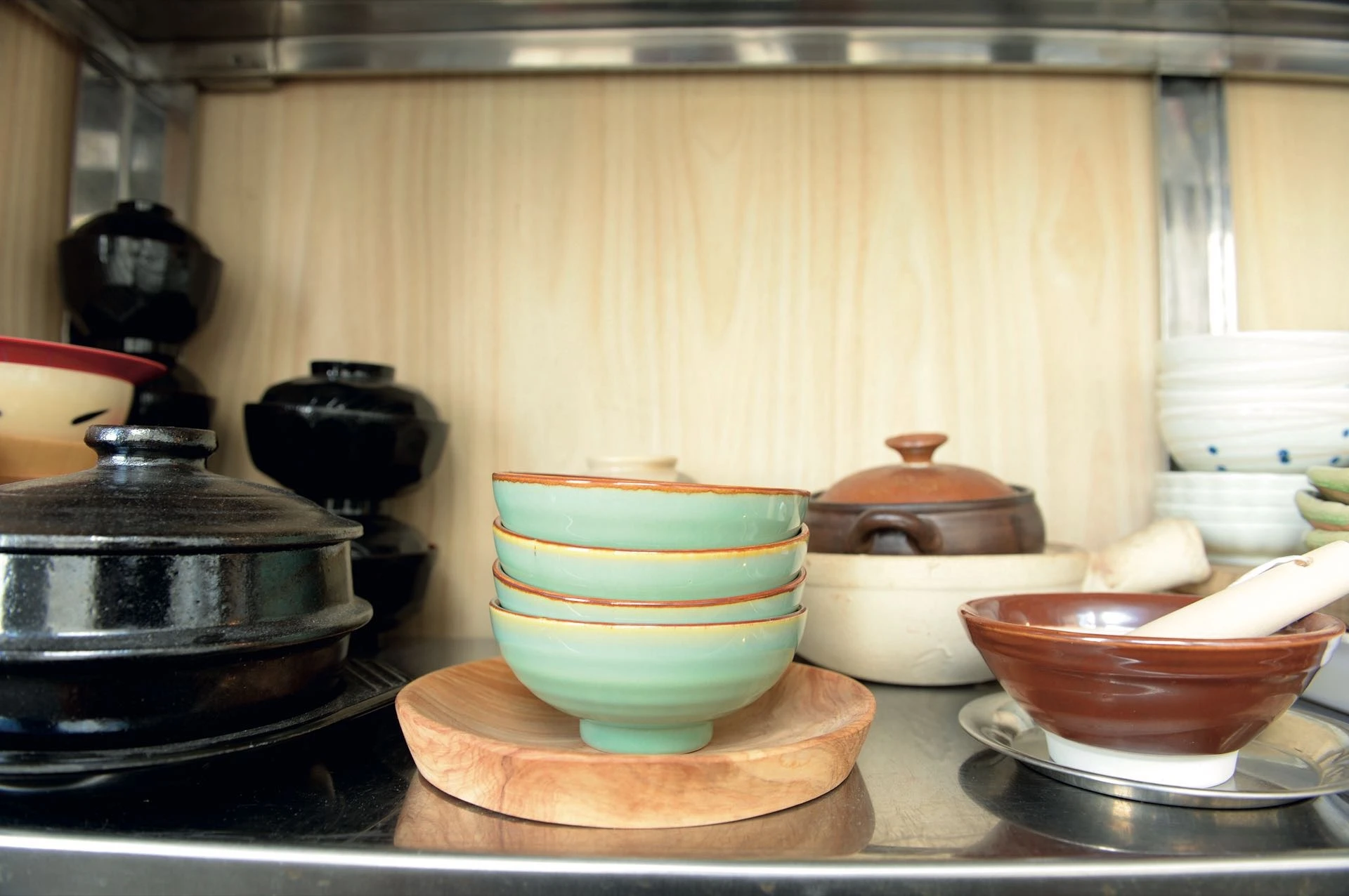 Narda Lepes tiene una colección de donabes (un tipo de olla de barro japonesa que cocina en el propio vapor).