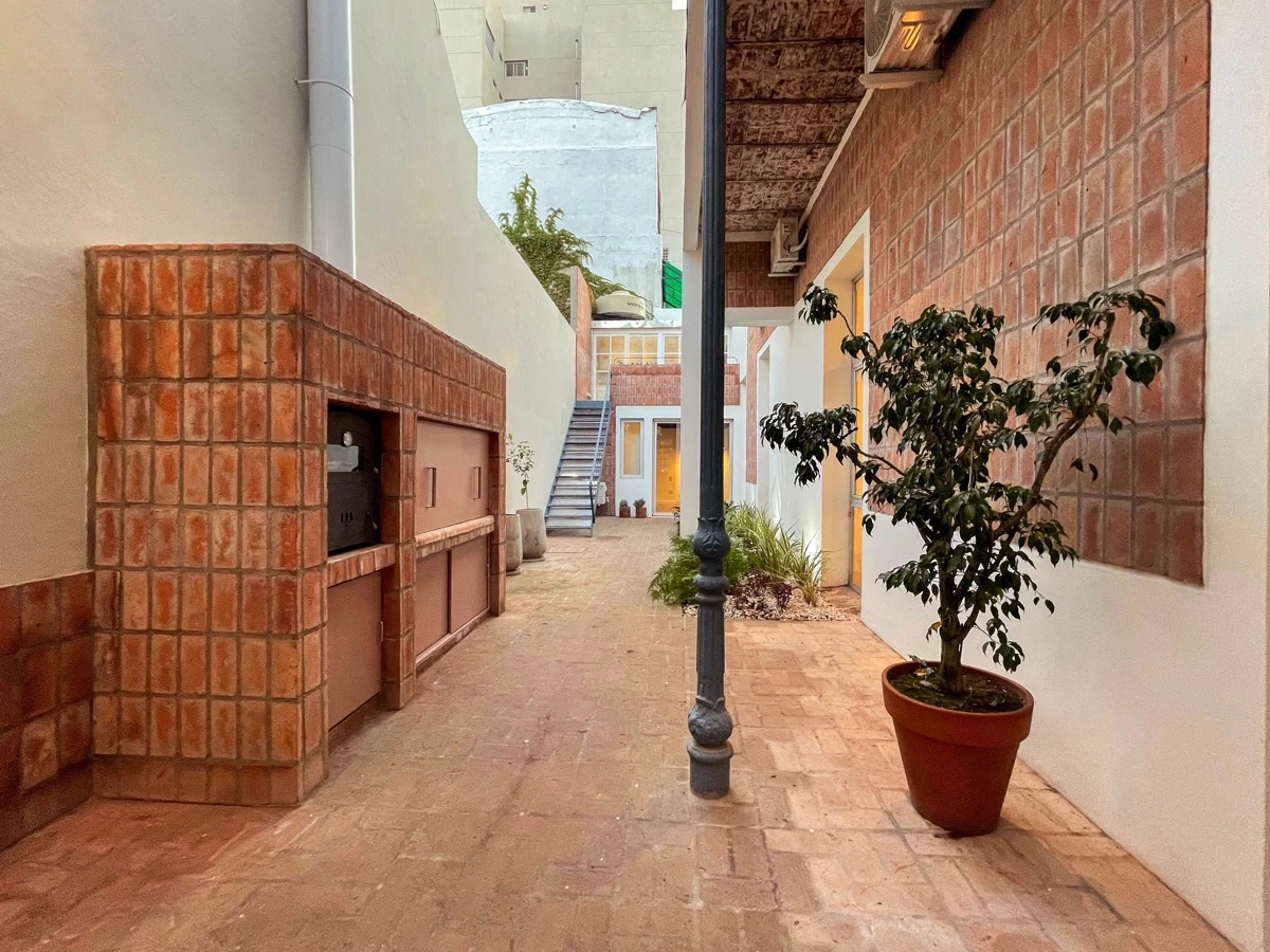 En PH VILLA CRESPO x PH TIPO CASA el estudio abordó el deseo de una familia en busca de una nueva casa en la clásica tipología de “casa chorizo”.