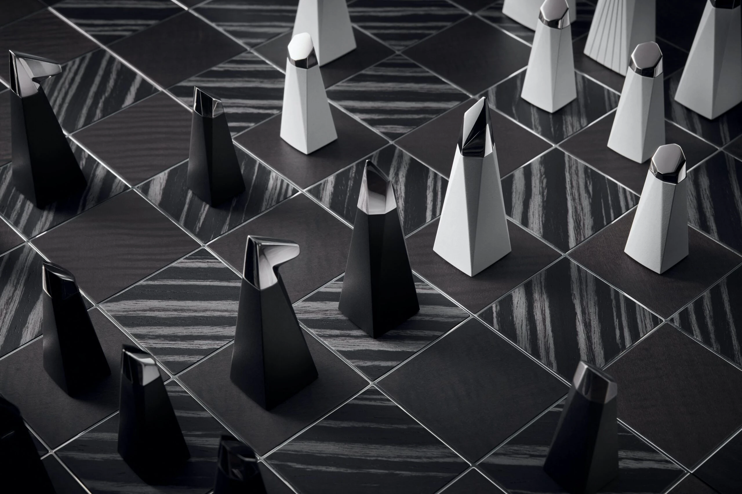 Las piezas, sostenidas magnéticamente, se alinean a la perfección gracias a un sistema oculto de imanes bajo la superficie de juego.