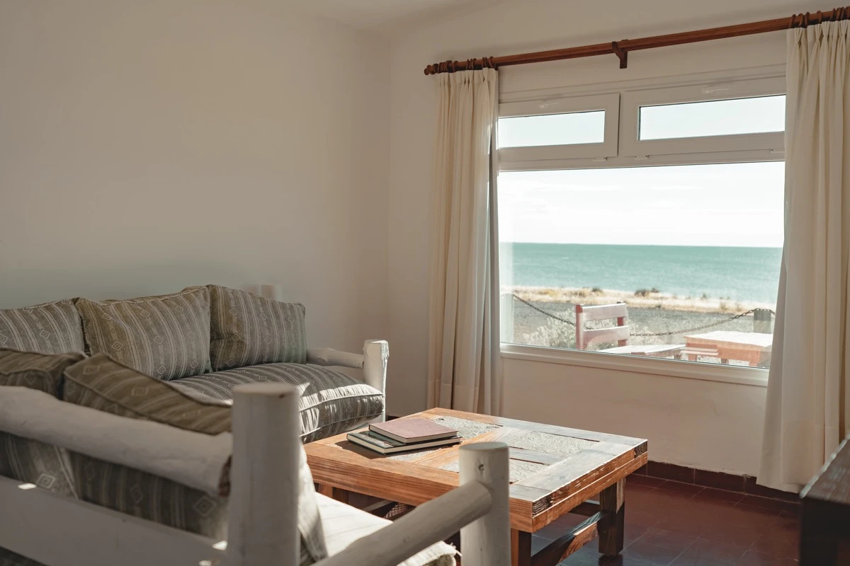 “Integrar el inmenso paisaje con grandes ventanales”, cuentan las hermanas Caradonti sobre su proyecto de interiorismo en Bahía Bustamante Lodge. 