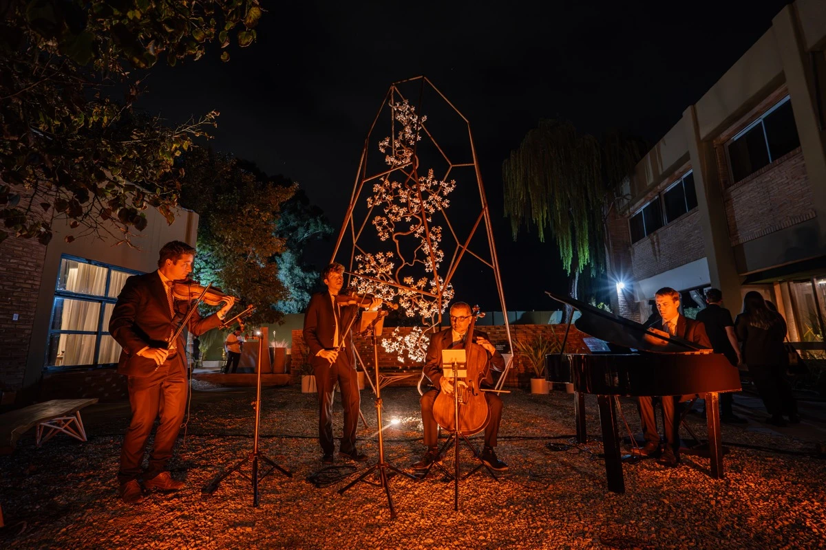 La noche de apertura de Casa FOA en Córdoba en la ex Academia Argüello.