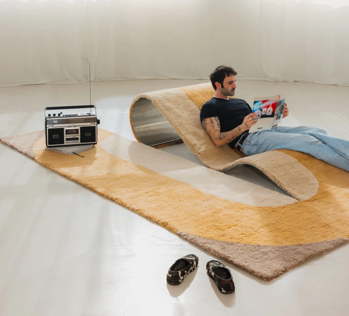 Además de ser fetiche de diseño 2025, la alfombra y chaise longue Dune es muy cómoda.