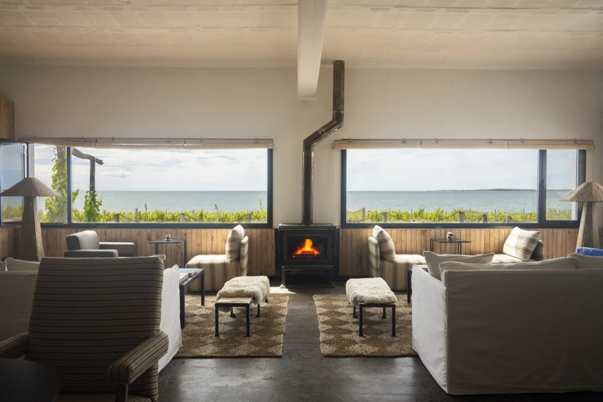 La vista panorámica del Atlántico Sur desde El Living del Lodge de Naturaleza. 