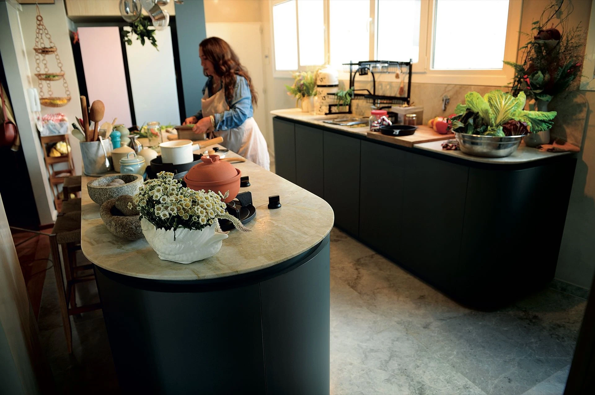 “No me gusta ni quería esas cocinas en las que entrás y no ves nada”, afirma Narda Lepes.