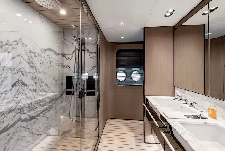 El súper yate de Cristiano Ronaldo tiene cinco suites y seis baños. 