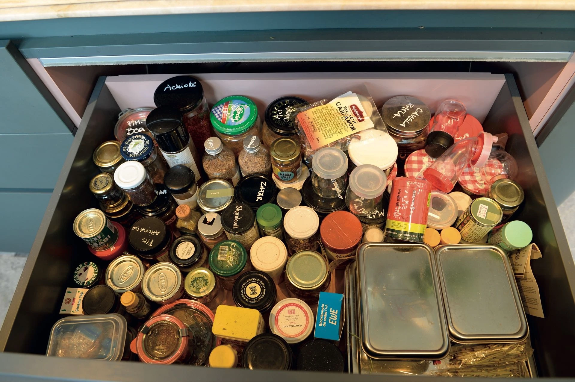 Todos los sabores juntos y ordenados en el cajón de la nueva cocina de Narda Lepes.