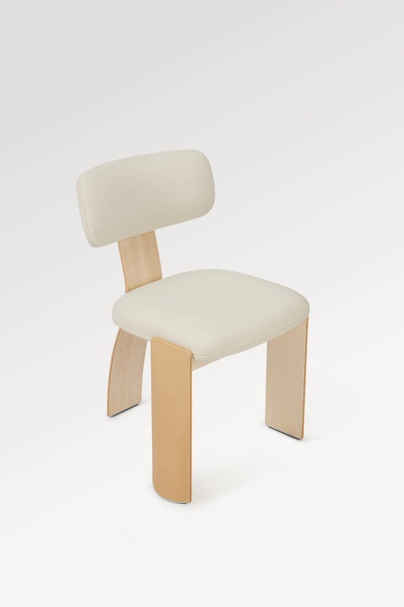 Una silla de Cristián Mohaded presentada en Milan Design Week 2025.