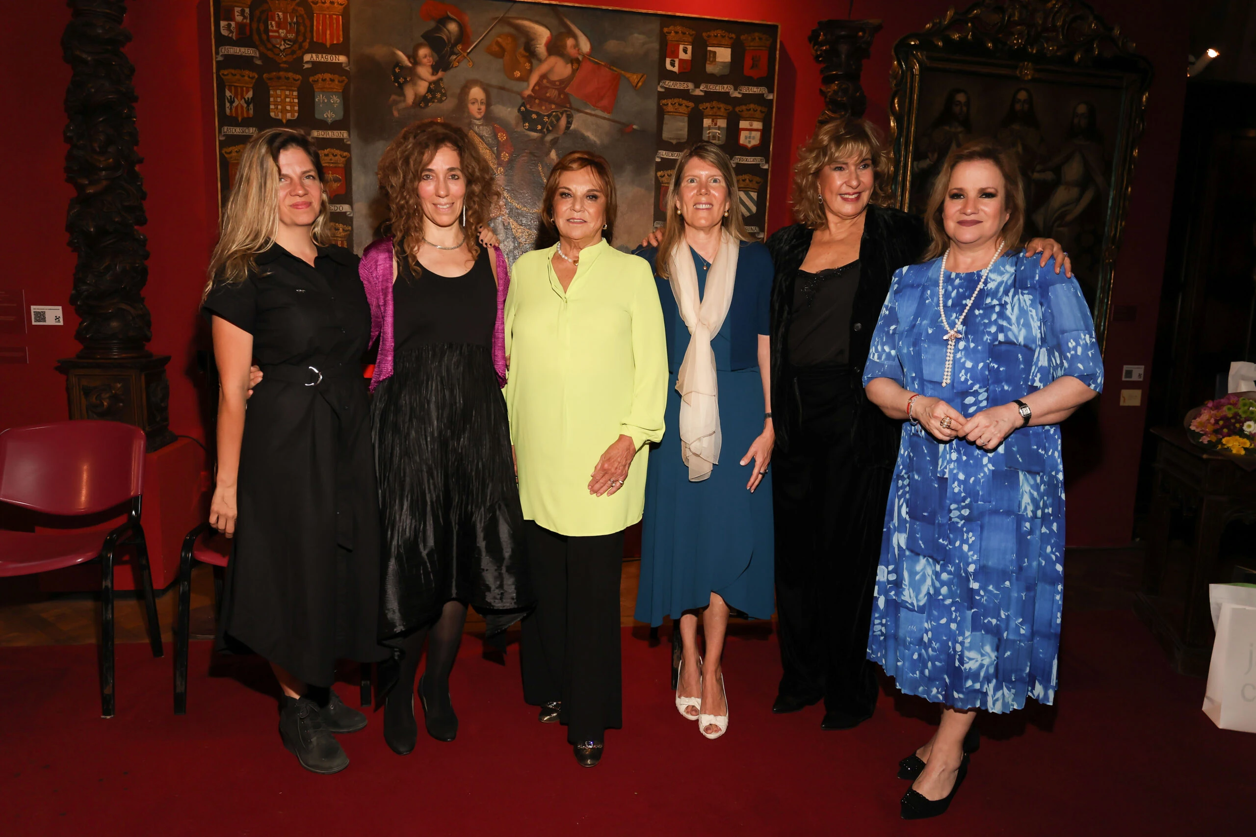 de izquierda  a derecha las  5 premiadas FLOR DE MUJER 2025. Victoria Ferreyra ( directora creadora de ONG Pinta Argentina Movimiento de arte y resiliencia) , Dra Fernanda Ceriani  (científica del Instituto Leloir, investigadora del CONICET, y referente internacional en neurociencias) ,Eugenia Cerdá de Rossi (Presidenta Fundación Rossi  quien entrega la distinción), Maria Herrera  ( presidente del consejo directivo de fundación Pequeños Pasos ), Georgina Barbarossa ( actriz y comunicadora comprometida con causas solidarias) y Lucia Galan ( Intérprete y directora del hogar Pimpinela para la niñez).