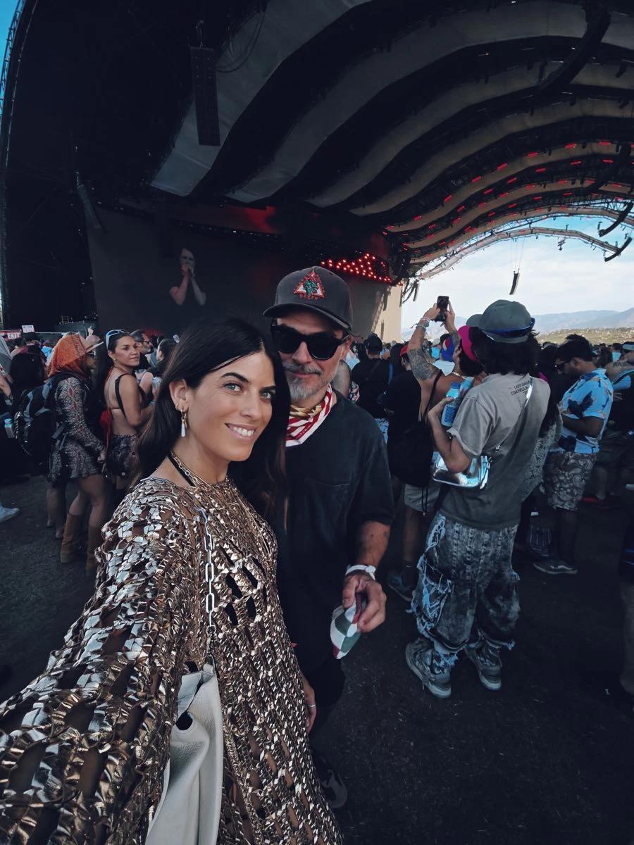 La artista Ana Bonamico y su pareja, el fotógrafo Tomás Ghiorzo en Coachella. 