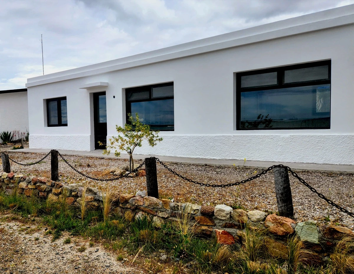 La base del emprendimiento fueron las añosas edificaciones originales del campamento de recolección de algas