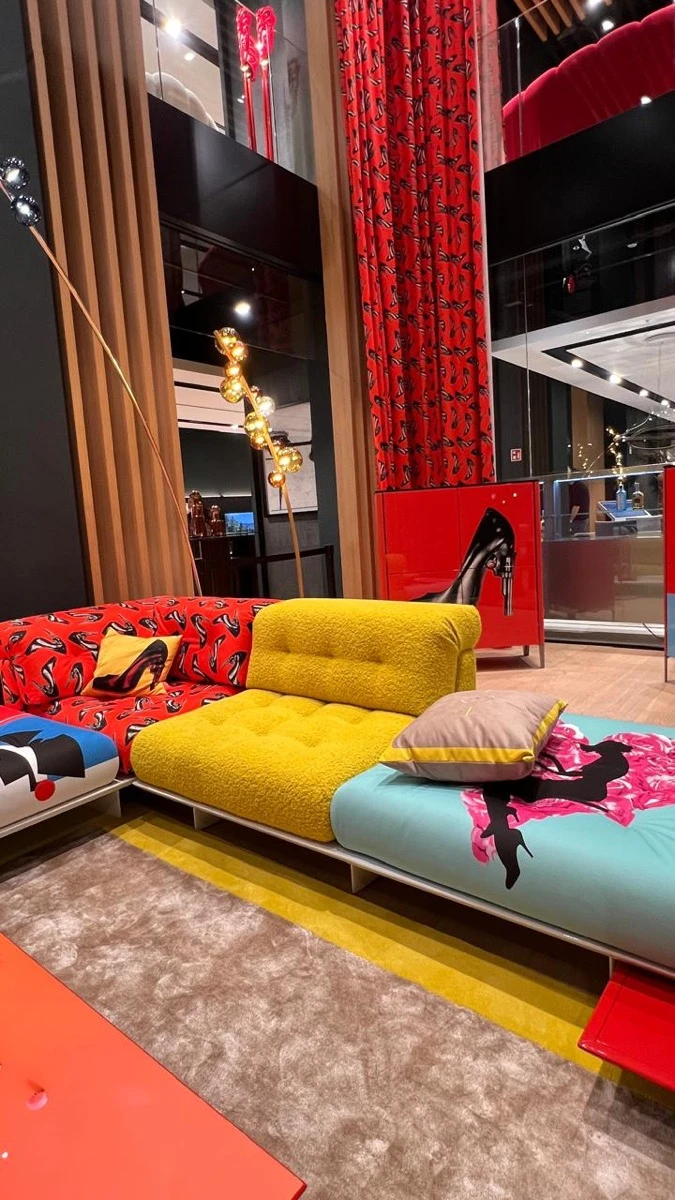 
La fascinante línea de Roche Bobois junto con el cineasta Pedro Almodóvar.  