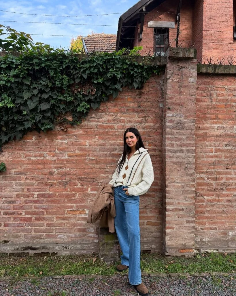 Zaira Nara con suéter ern color crudo y jeans wide leg: tendencia del otoño 2025