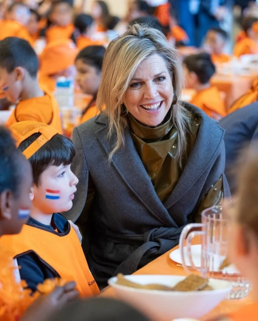 Máxima de los Países Bajos impone estilo con un look monocromático y capa con poder royal