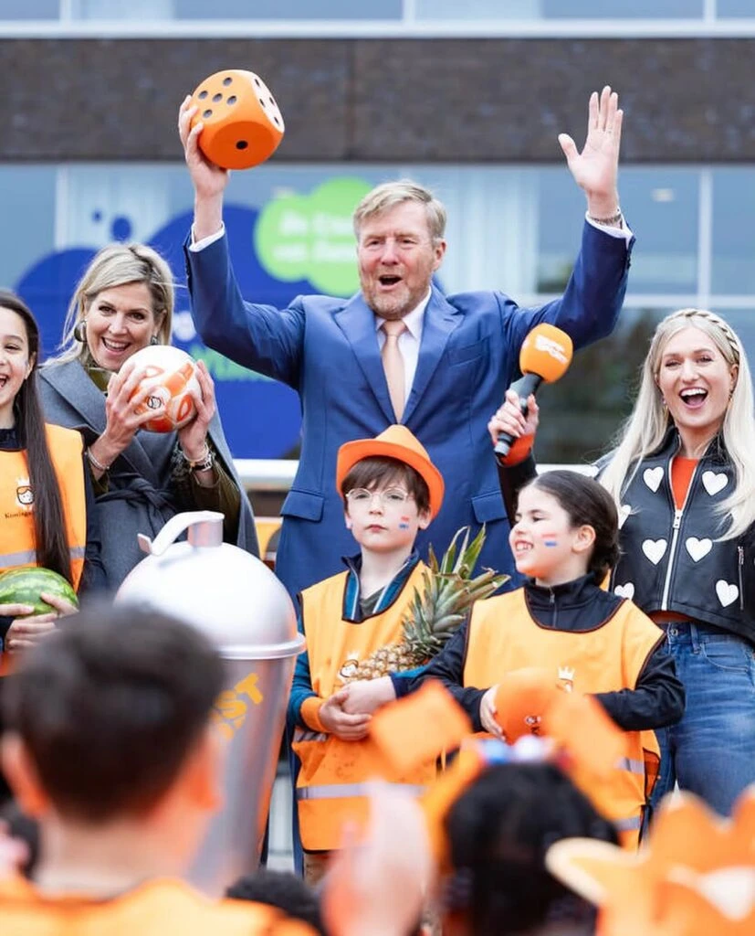 Máxima de los Países Bajos impone estilo con un look monocromático y capa con poder royal