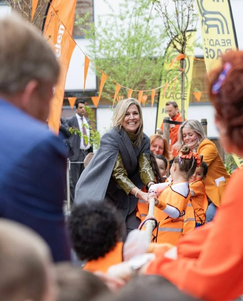 Máxima de los Países Bajos impone estilo con un look monocromático y capa con poder royal