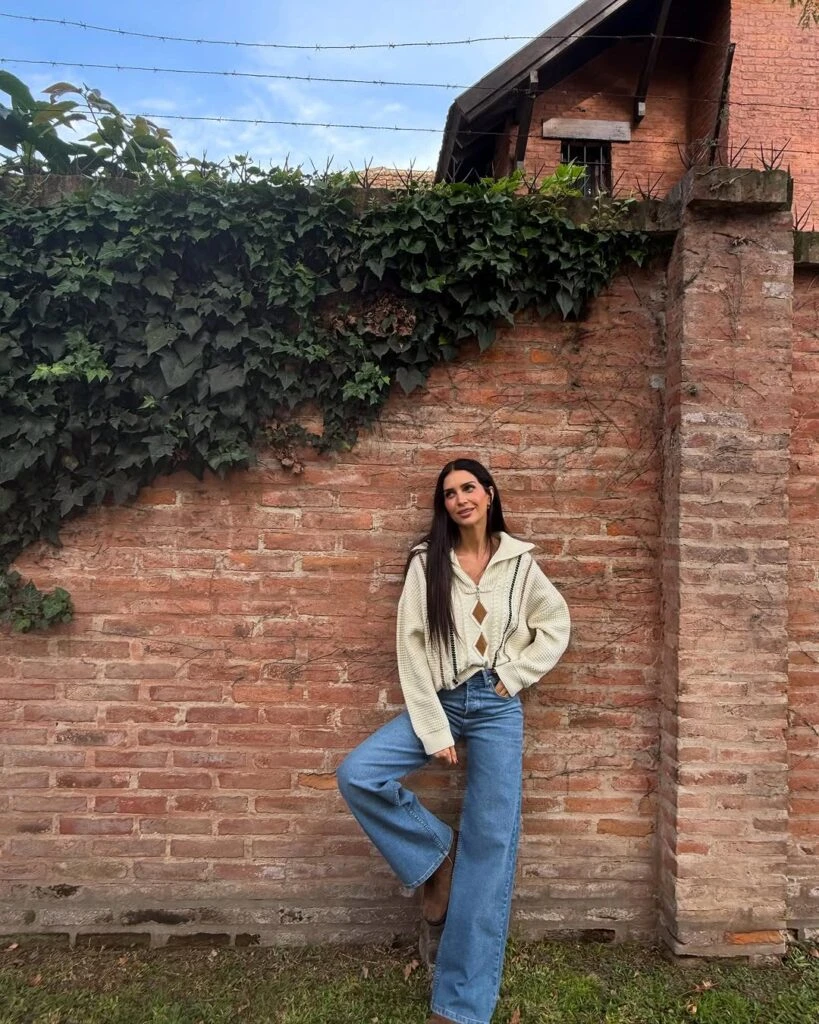 Zaira Nara con suéter ern color crudo y jeans wide leg: tendencia del otoño 2025