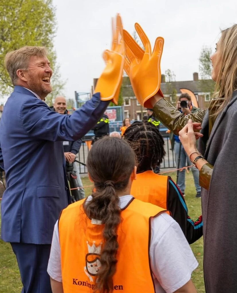 Máxima de los Países Bajos impone estilo con un look monocromático y capa con poder royal