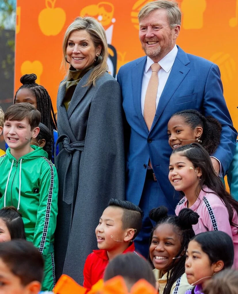 Máxima de los Países Bajos impone estilo con un look monocromático y capa con poder royal