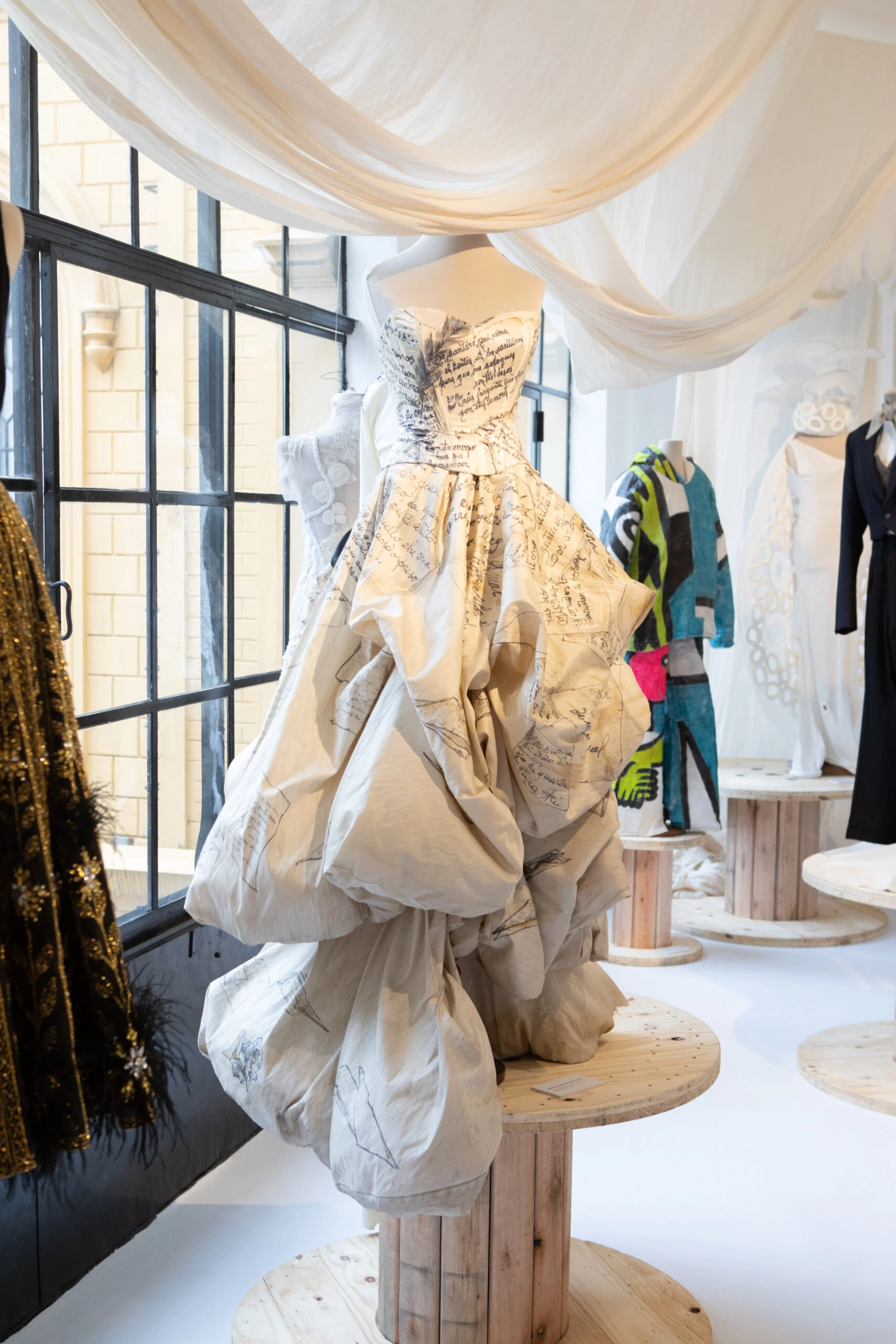 Muestra "120 vestidos, 120 años de la historia de la moda"