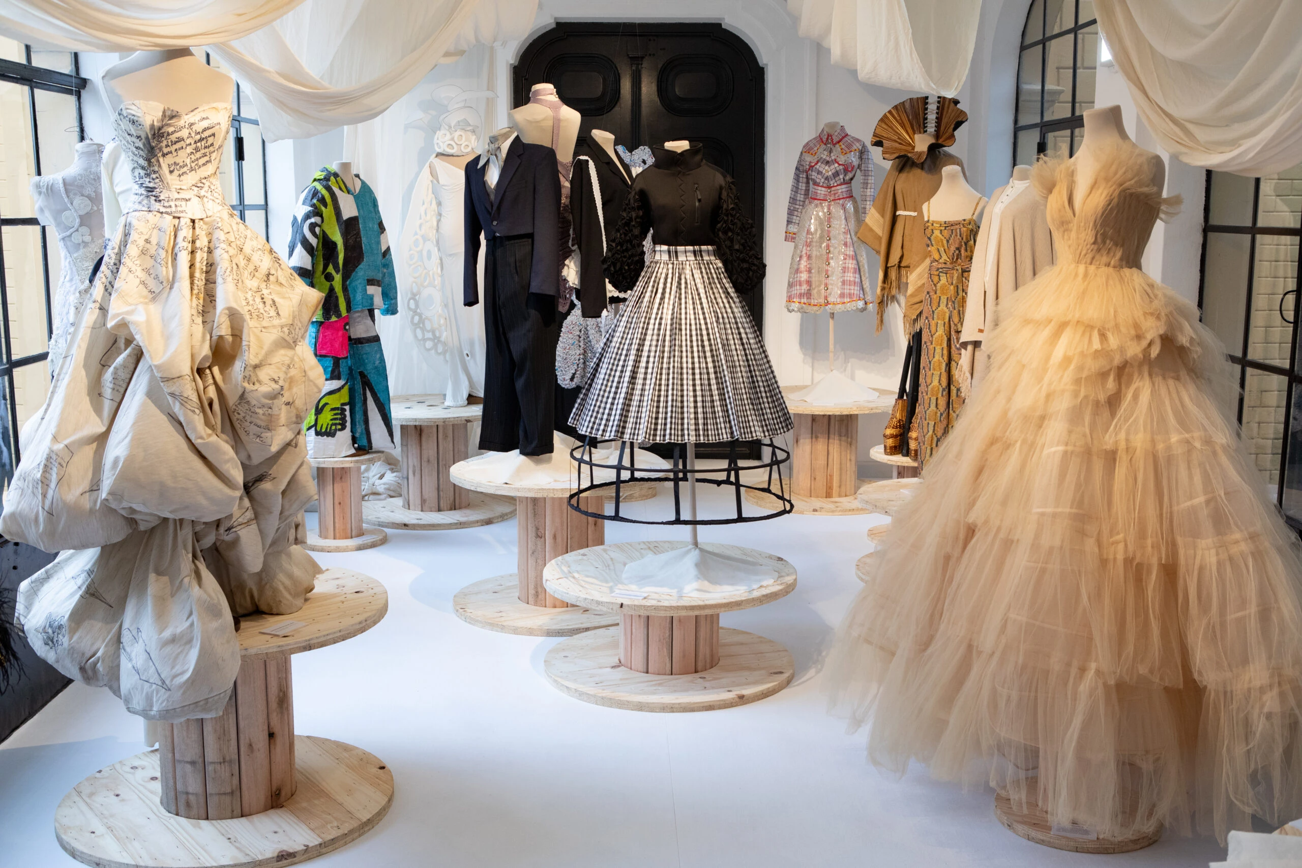 Muestra "120 vestidos, 120 años de la historia de la moda"