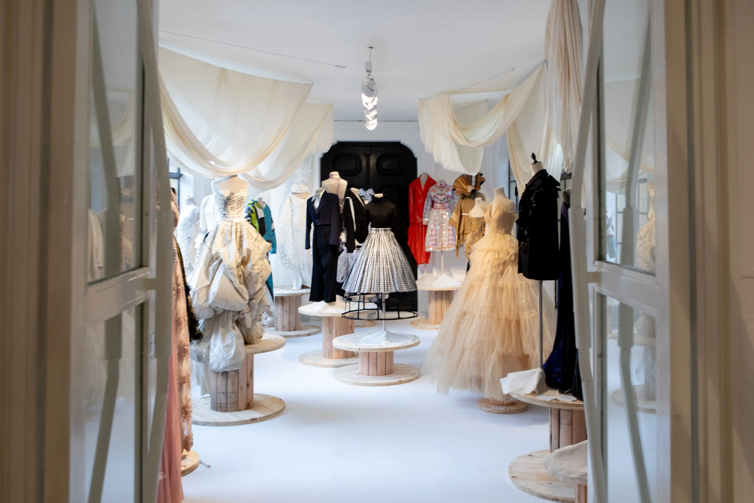 Muestra "120 vestidos, 120 años de la historia de la moda"