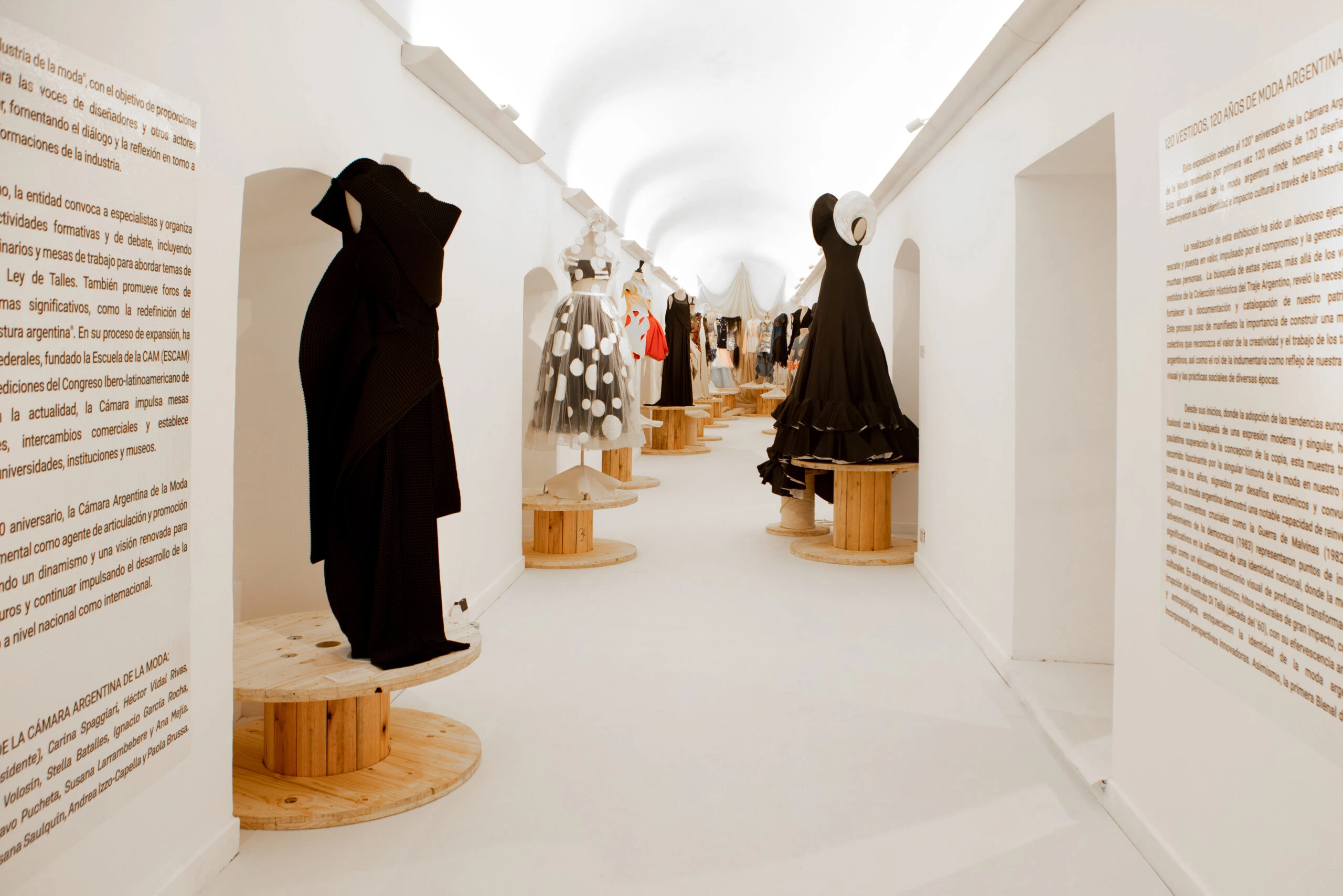 Muestra "120 vestidos, 120 años de la historia de la moda"