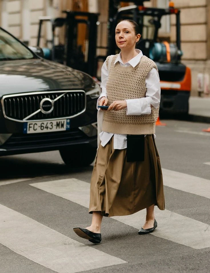 7 looks con chaleco tejido, la prenda más trendy del street style para el otoño