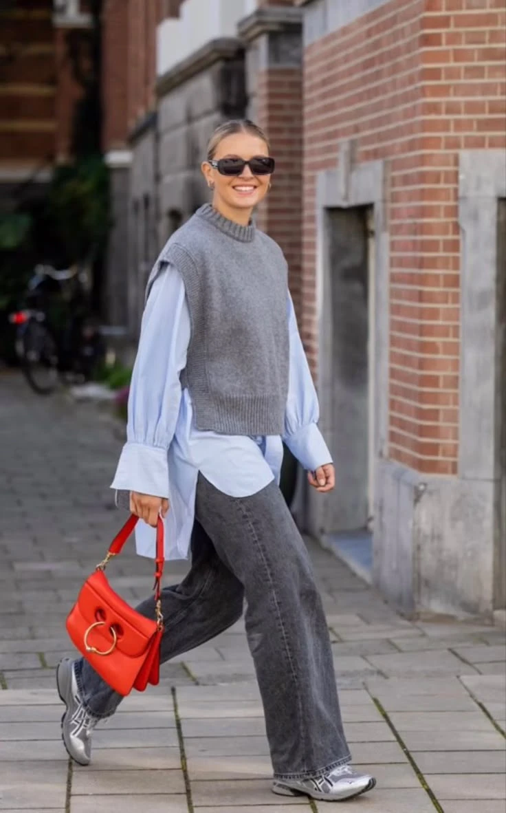 7 looks con chaleco tejido, la prenda más trendy del street style para el otoño