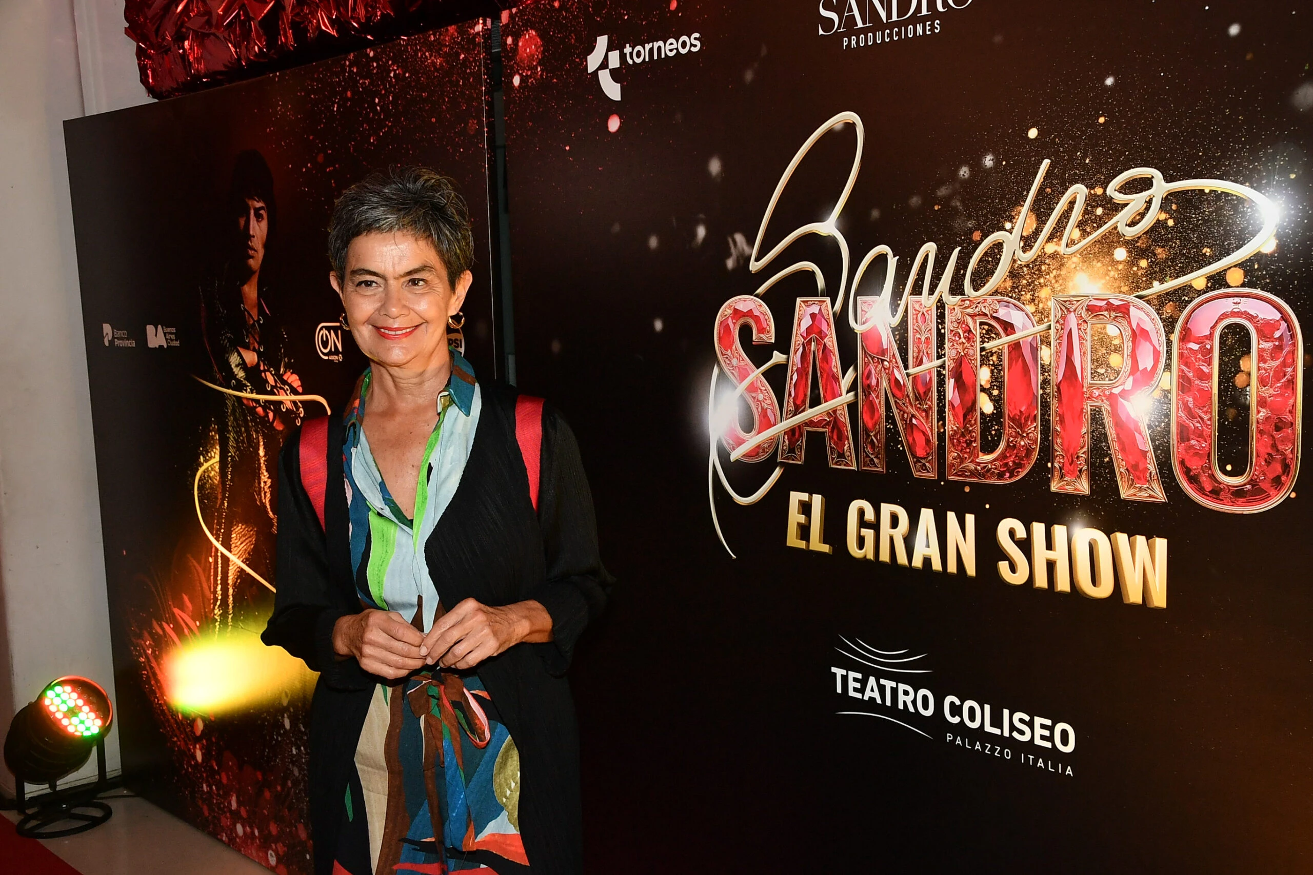 Vidriera de Nequi Galotti a Teresa Calandra y Mercedes Sarrabayrouse, los famosos en el estreno de Sandro, el gran show