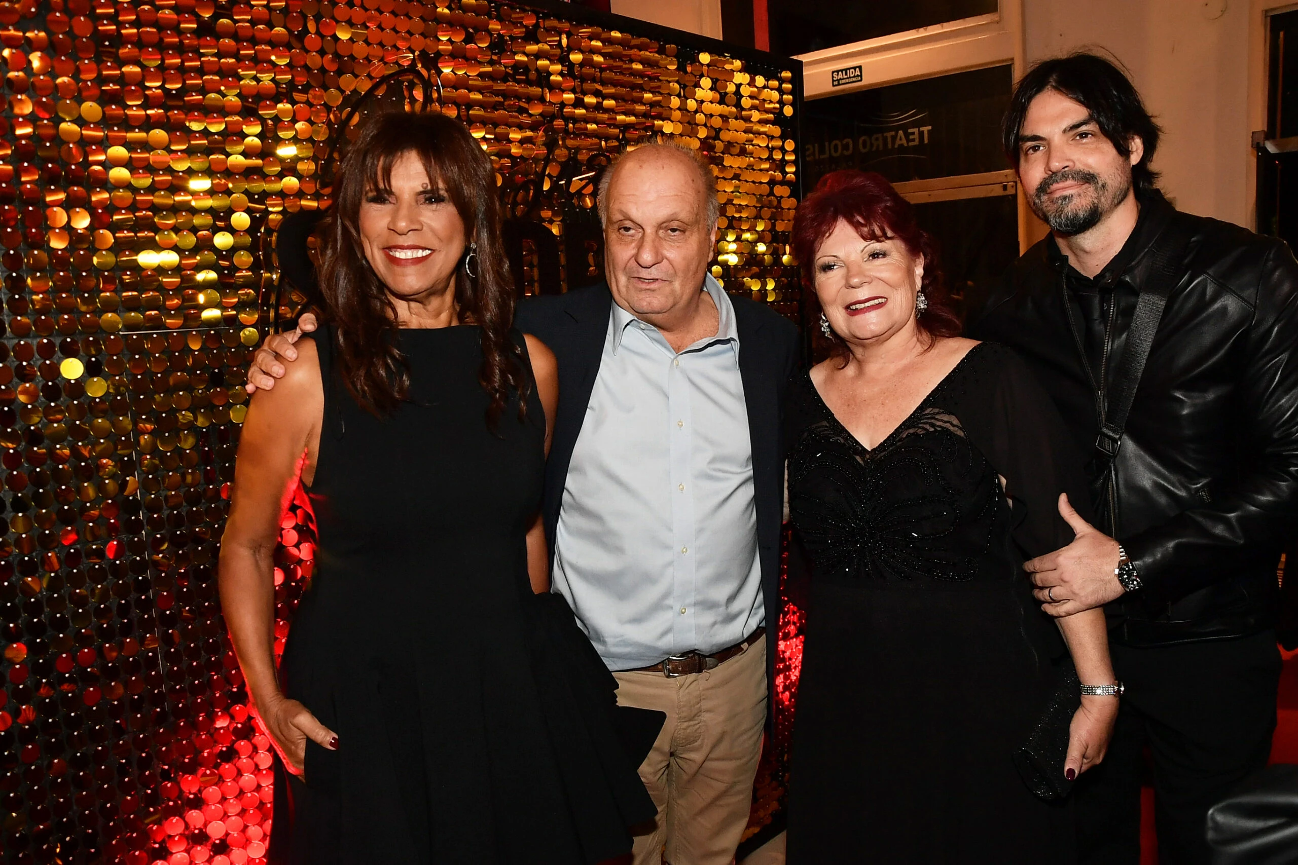 Vidriera de Nequi Galotti a Teresa Calandra y Mercedes Sarrabayrouse, los famosos en el estreno de Sandro, el gran show 
