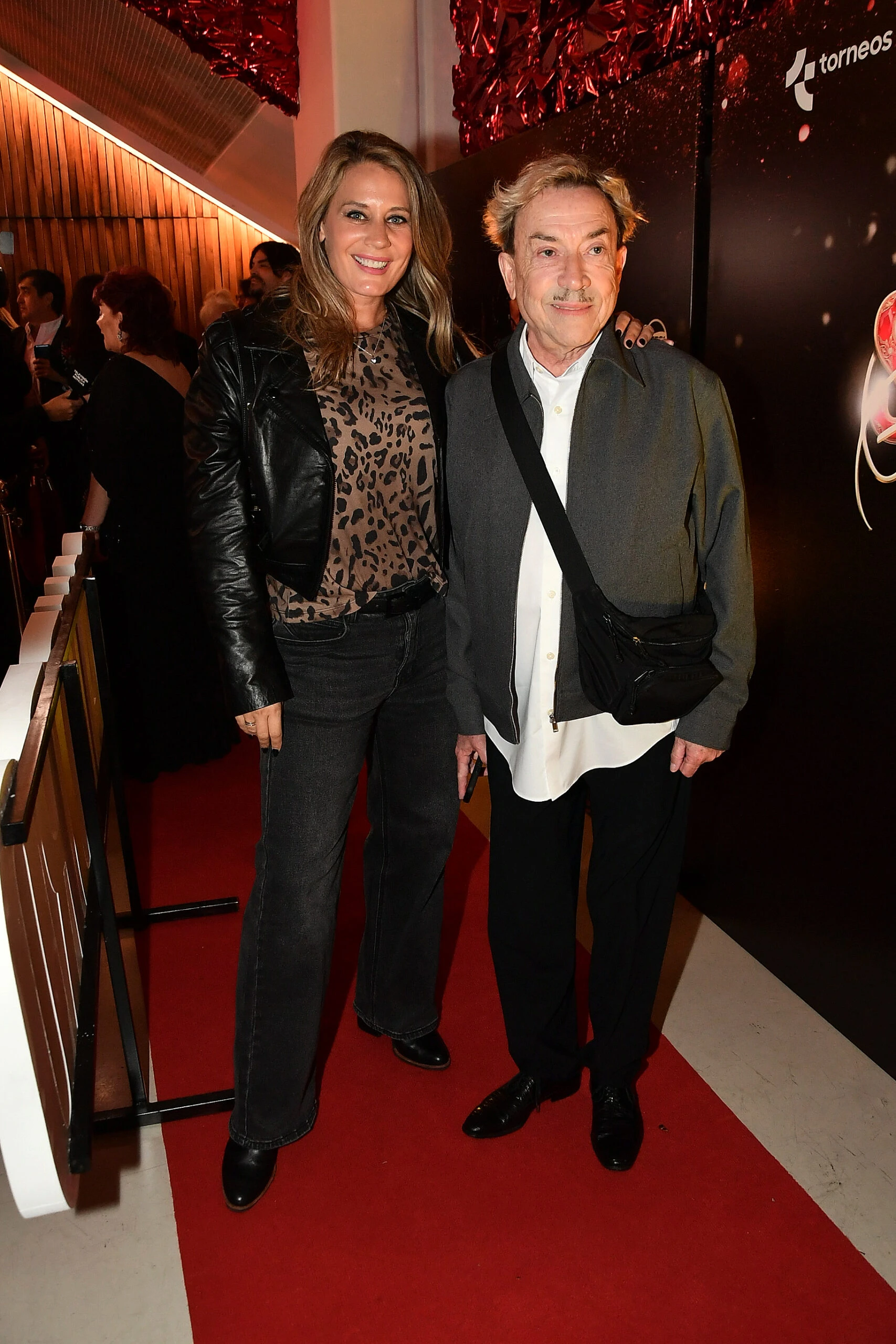 Vidriera de Nequi Galotti a Teresa Calandra y Mercedes Sarrabayrouse, los famosos en el estreno de Sandro, el gran show 