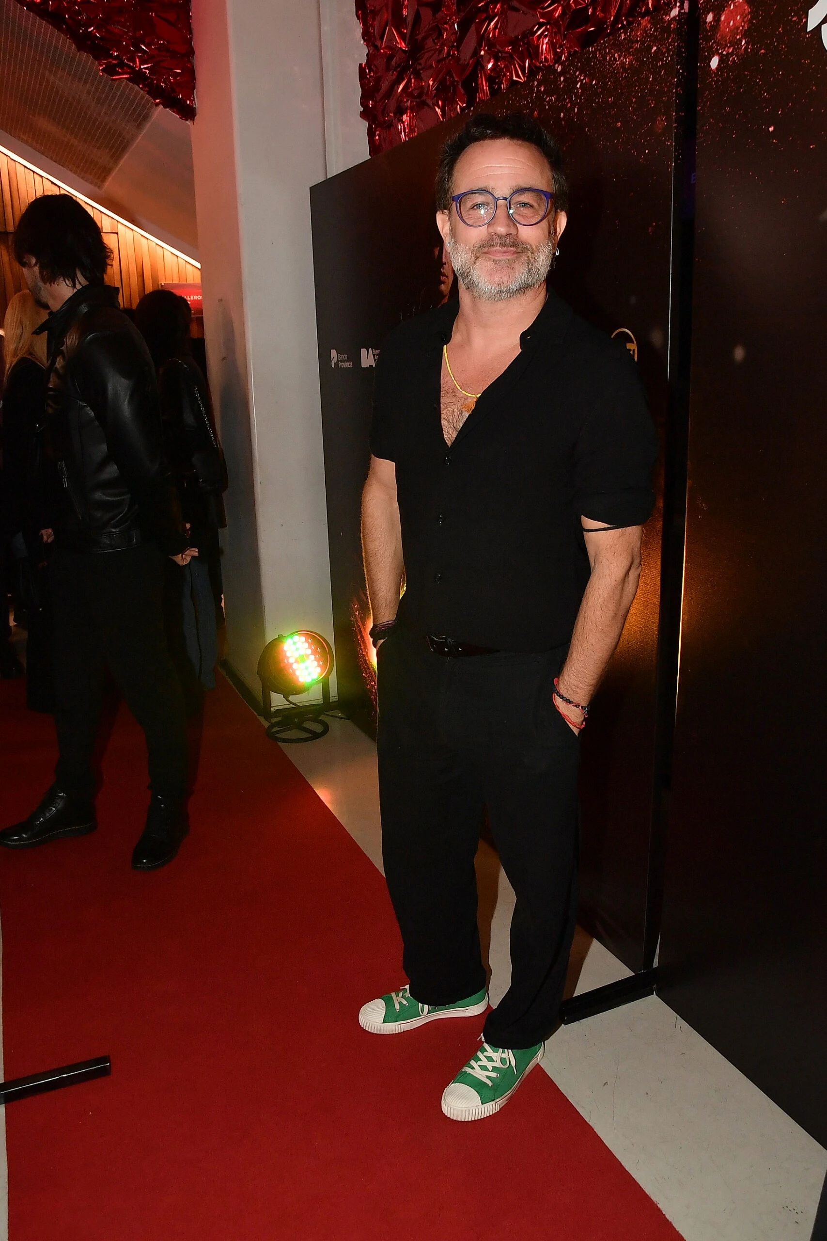 Vidriera de Nequi Galotti a Teresa Calandra y Mercedes Sarrabayrouse, los famosos en el estreno de Sandro, el gran show 