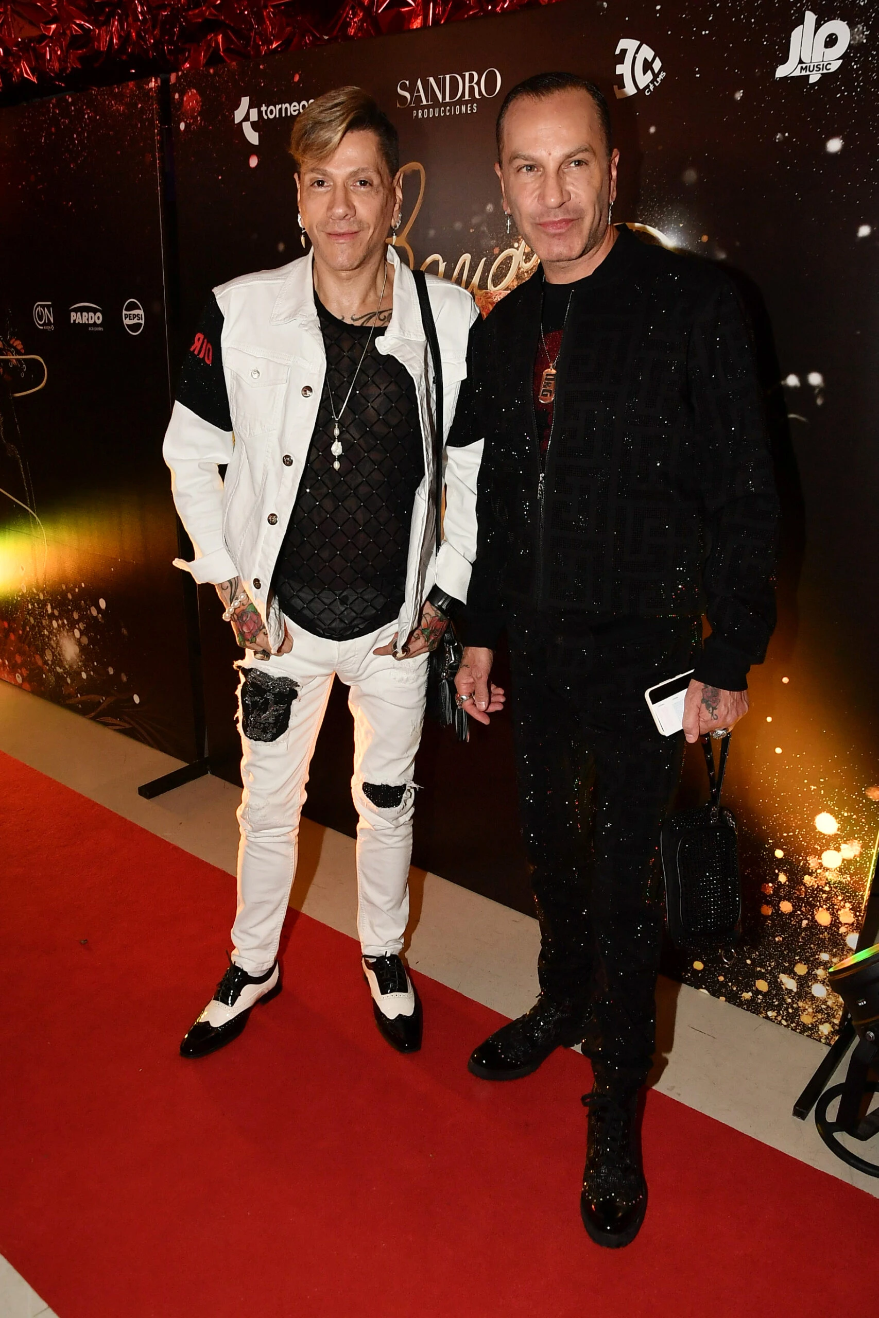 Vidriera de Nequi Galotti a Teresa Calandra y Mercedes Sarrabayrouse, los famosos en el estreno de Sandro, el gran show 