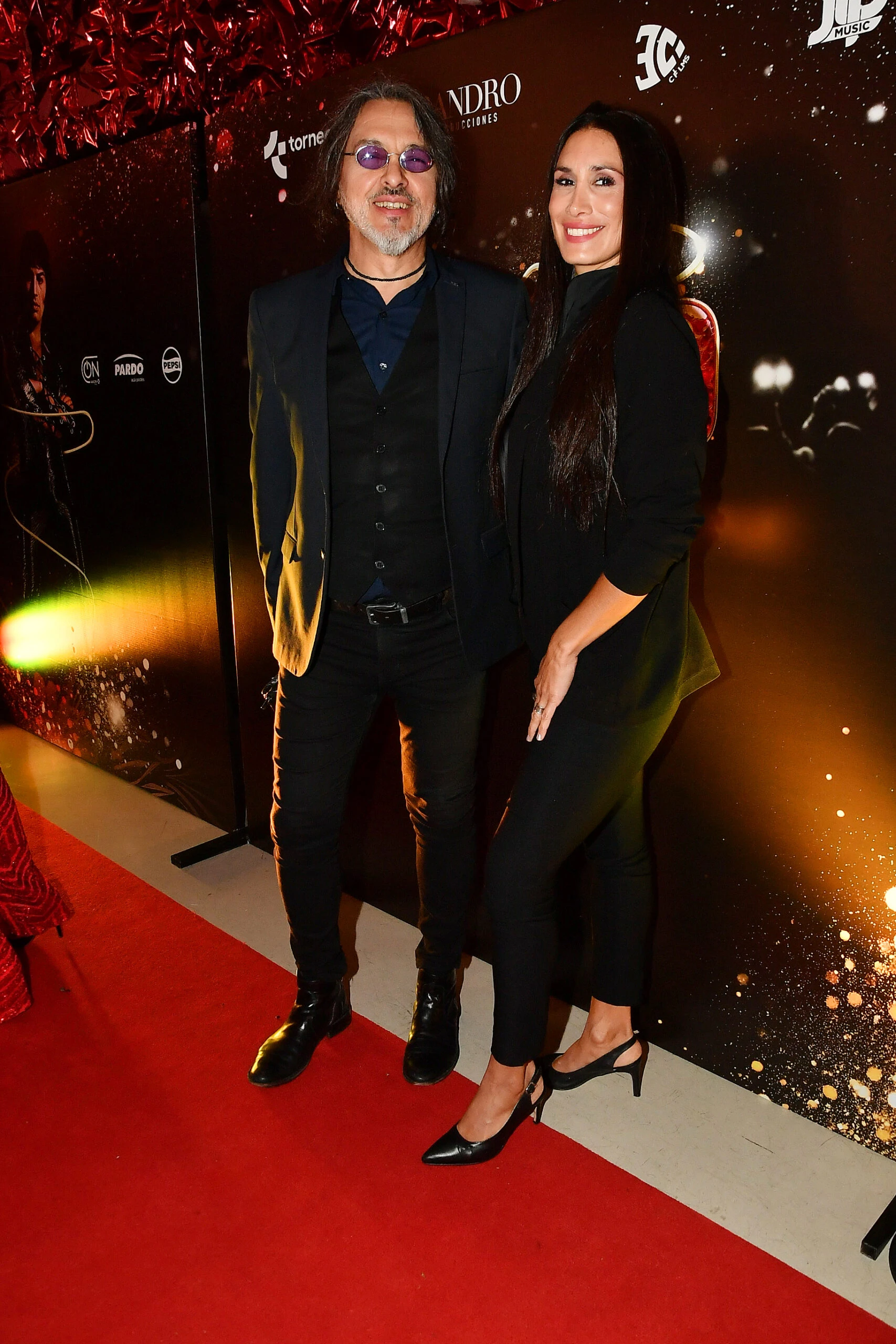 Vidriera de Nequi Galotti a Teresa Calandra y Mercedes Sarrabayrouse, los famosos en el estreno de Sandro, el gran show 