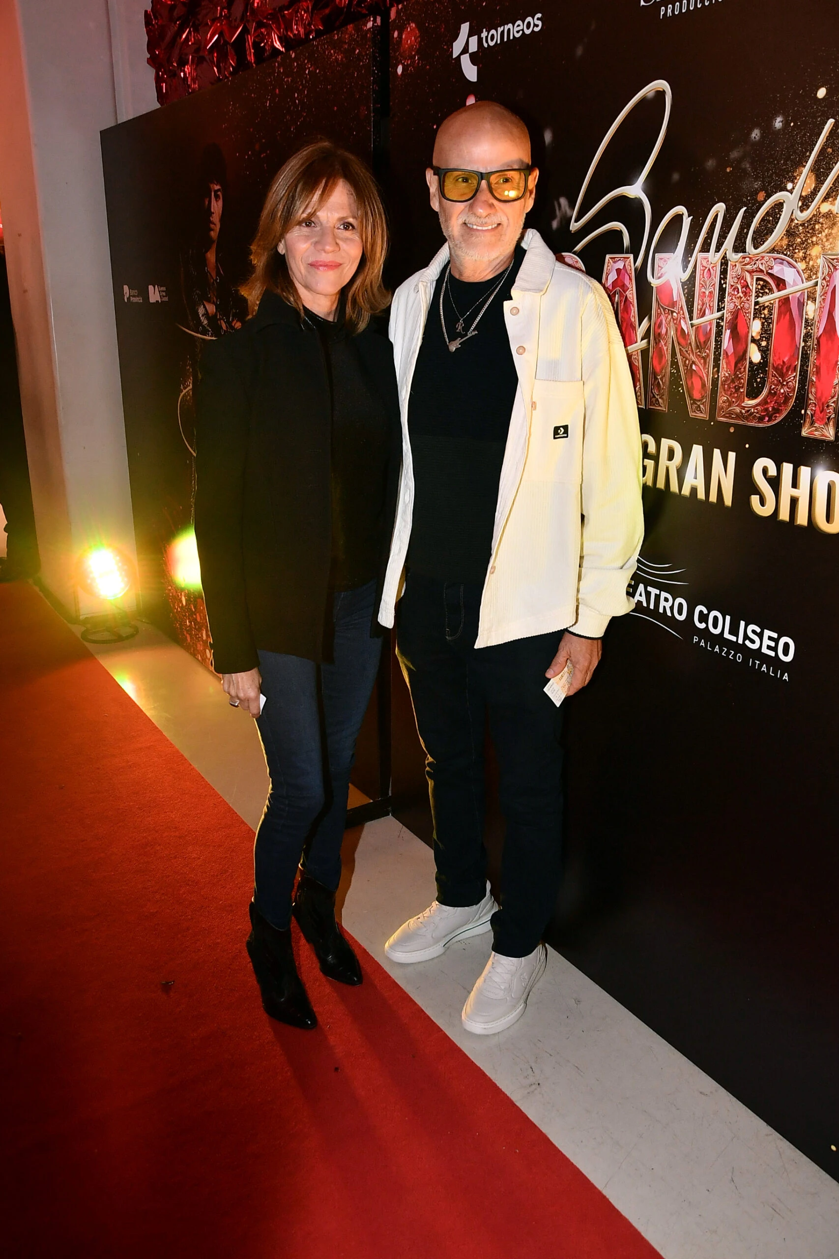 Vidriera de Nequi Galotti a Teresa Calandra y Mercedes Sarrabayrouse, los famosos en el estreno de Sandro, el gran show 