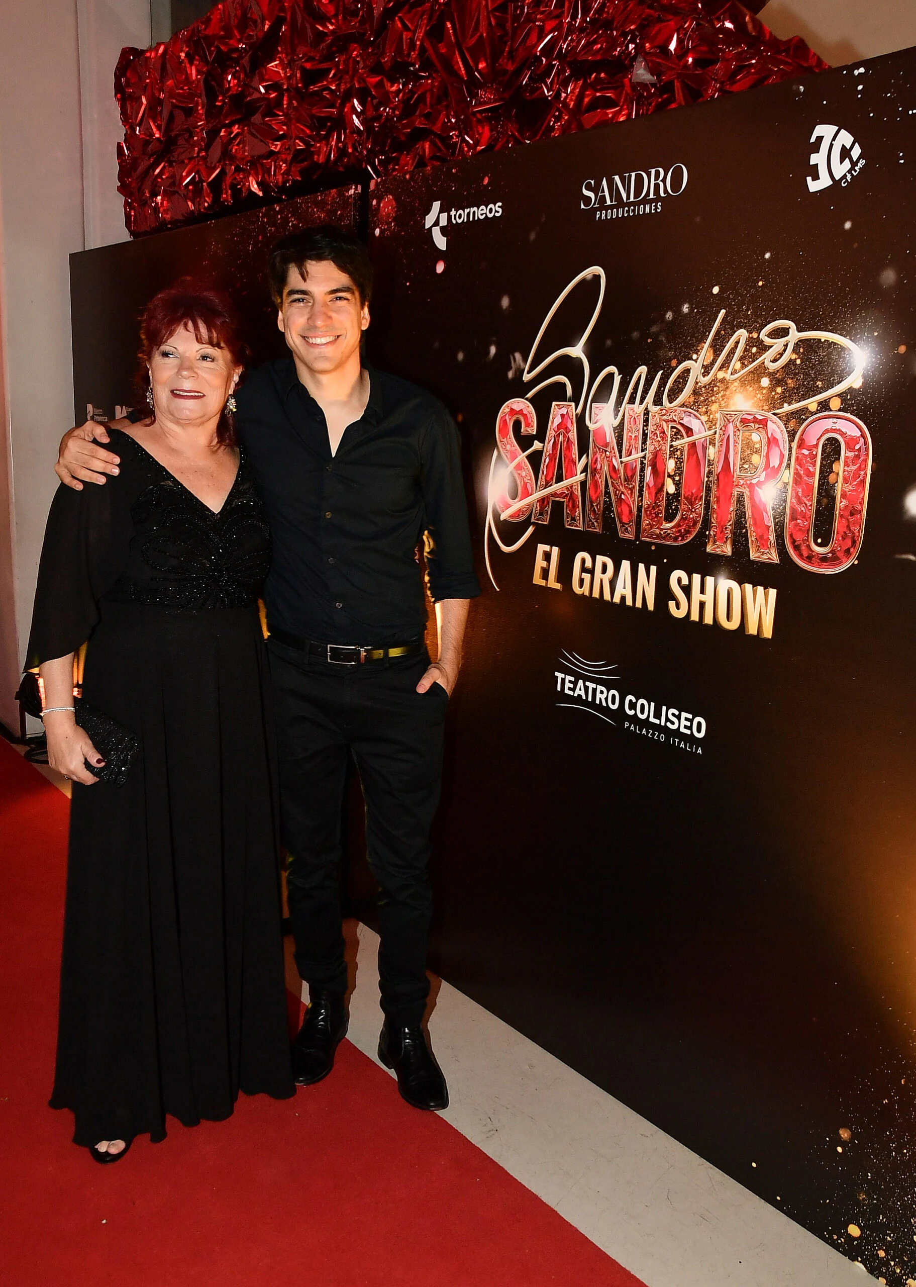 Vidriera de Nequi Galotti a Teresa Calandra y Mercedes Sarrabayrouse, los famosos en el estreno de Sandro, el gran show