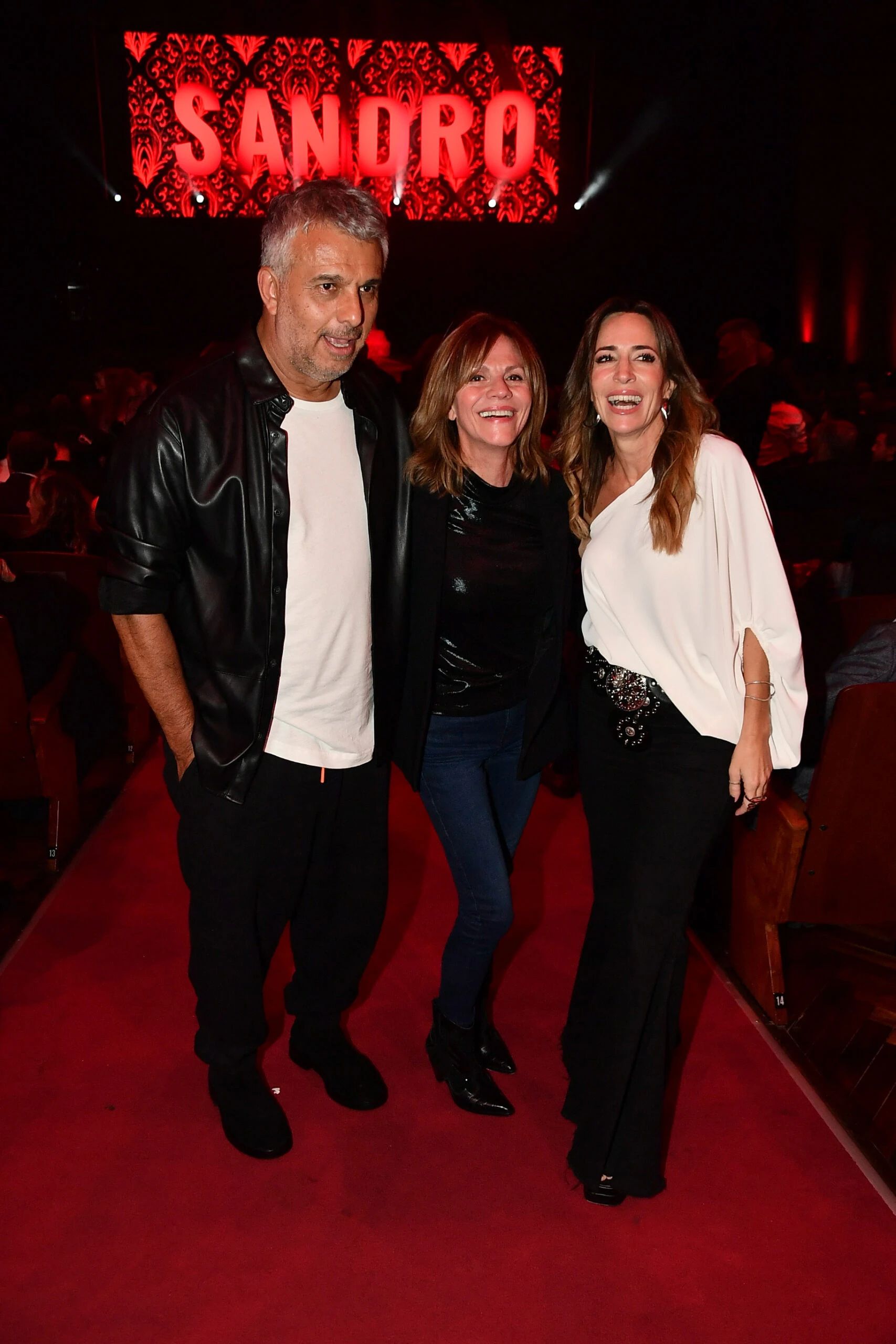 Vidriera de Nequi Galotti a Teresa Calandra y Mercedes Sarrabayrouse, los famosos en el estreno de Sandro, el gran show