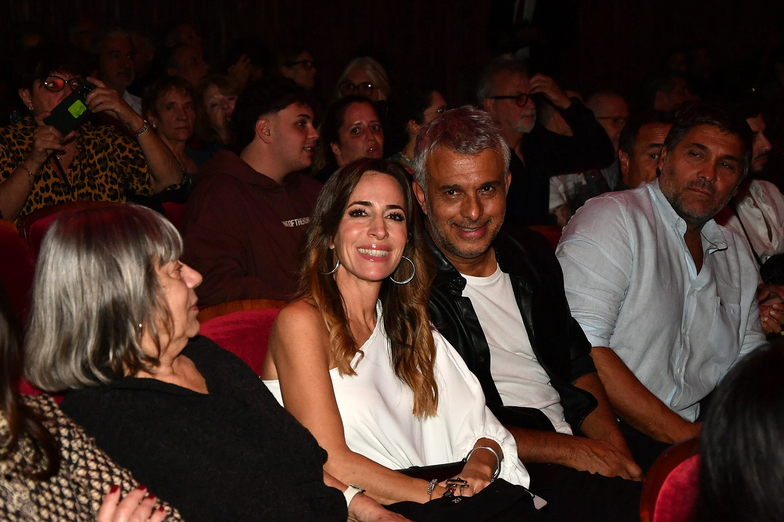 Vidriera de Nequi Galotti a Teresa Calandra y Mercedes Sarrabayrouse, los famosos en el estreno de Sandro, el gran show