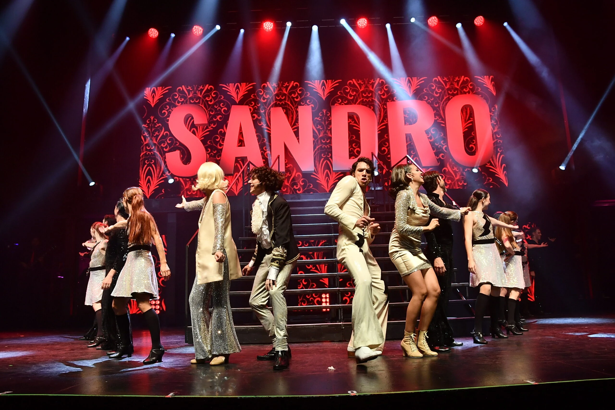 Vidriera de Nequi Galotti a Teresa Calandra y Mercedes Sarrabayrouse, los famosos en el estreno de Sandro, el gran show