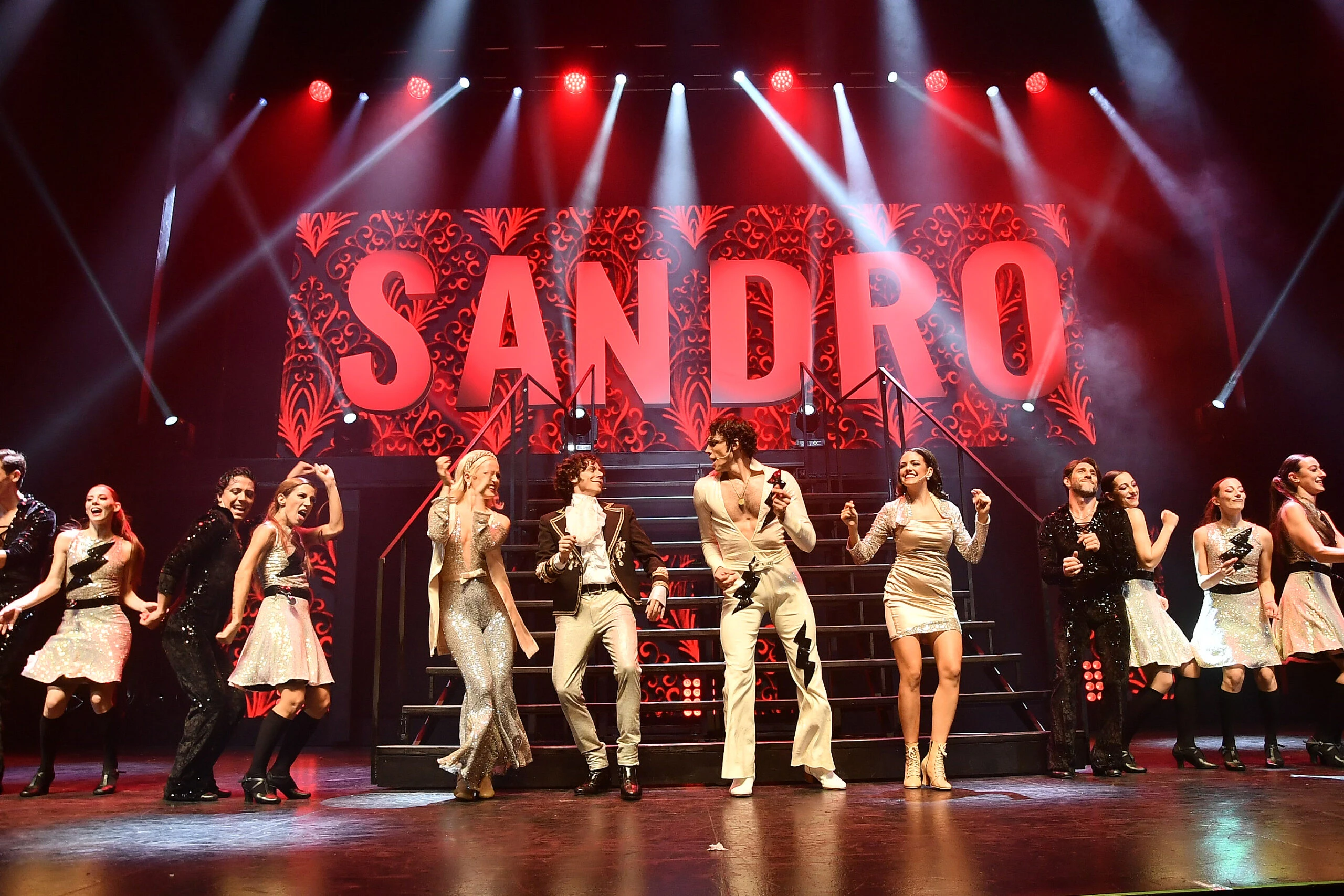 Vidriera de Nequi Galotti a Teresa Calandra y Mercedes Sarrabayrouse, los famosos en el estreno de Sandro, el gran show