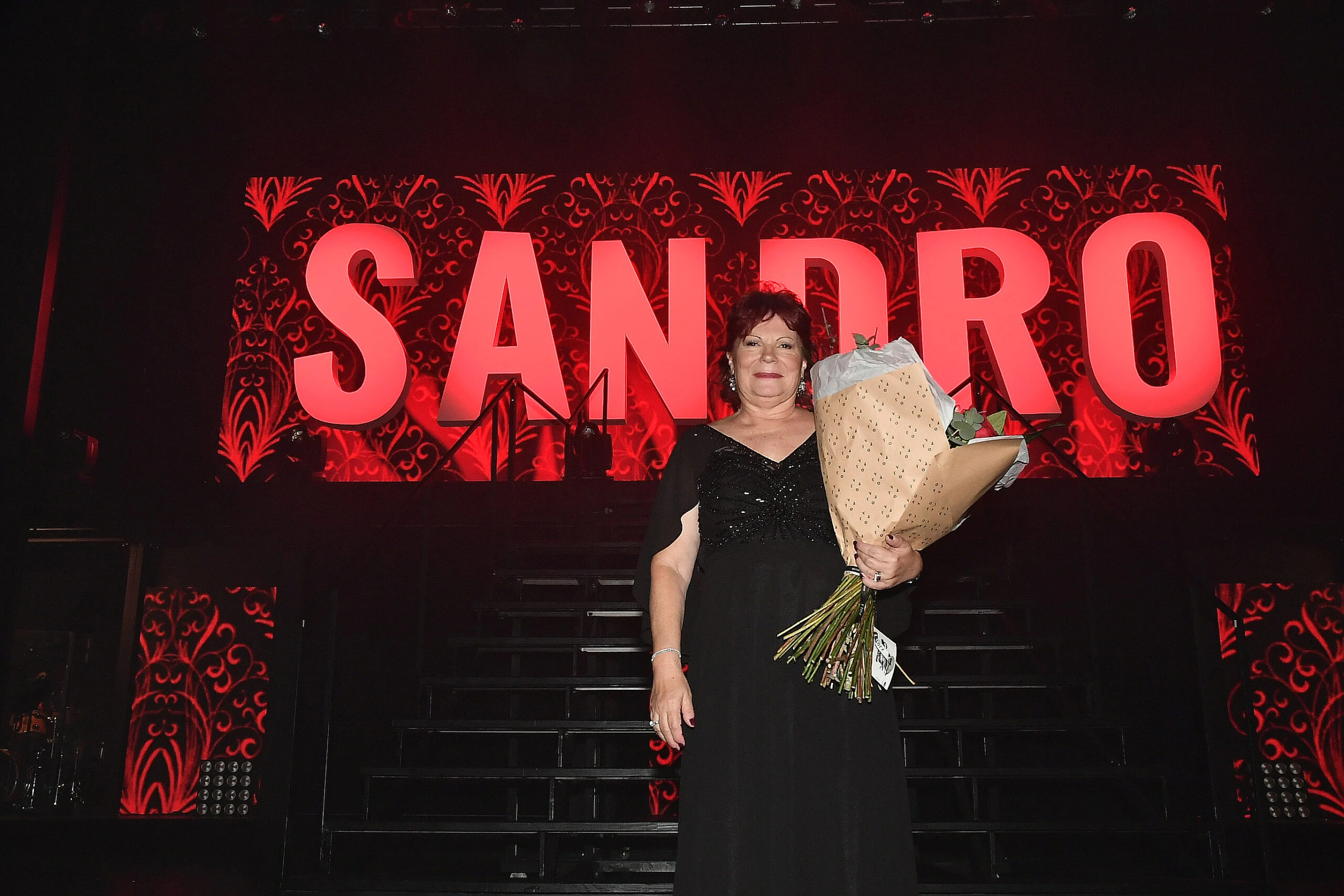 Vidriera de Nequi Galotti a Teresa Calandra y Mercedes Sarrabayrouse, los famosos en el estreno de Sandro, el gran show