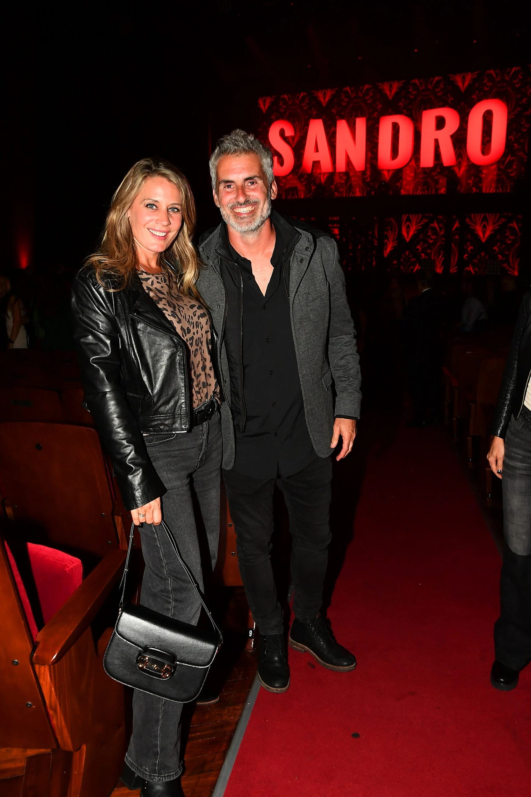 Vidriera de Nequi Galotti a Teresa Calandra y Mercedes Sarrabayrouse, los famosos en el estreno de Sandro, el gran show
